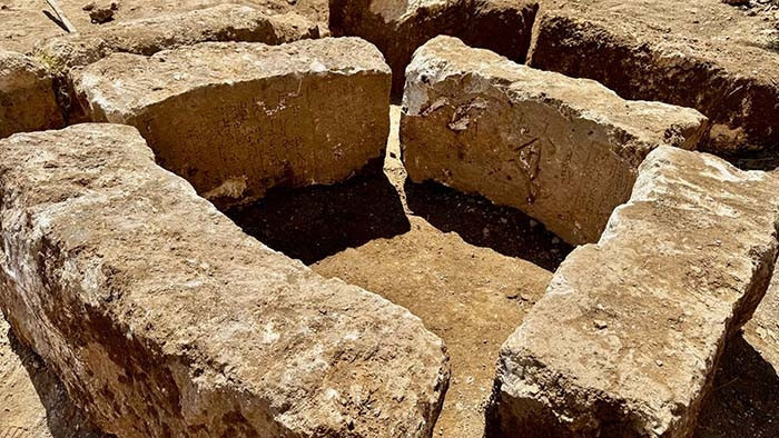 Üzerinde 4 kişinin ismi yazıyor Dedelerimiz anlatıyordu hep Üzerinde 4 kişinin ismi yazıyor Dedelerimiz anlatıyordu hep