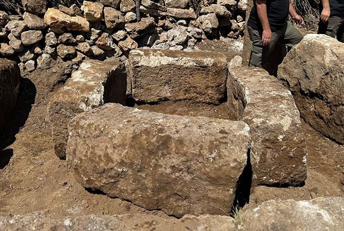Üzerinde 4 kişinin ismi yazıyor Dedelerimiz anlatıyordu hep Üzerinde 4 kişinin ismi yazıyor Dedelerimiz anlatıyordu hep