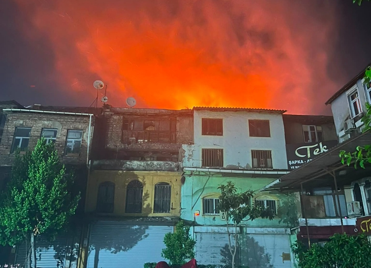 Büyük Valide Han’ın çatısında yangın çıktı