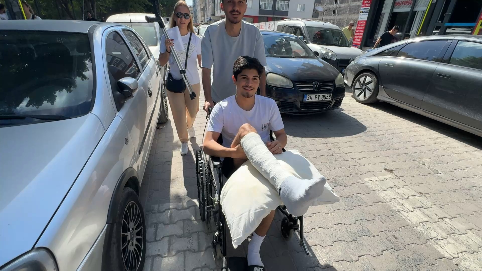 YKSde son dakika manzaraları Demir korkuluklardan atlayıp sınava girmeye çalıştılar