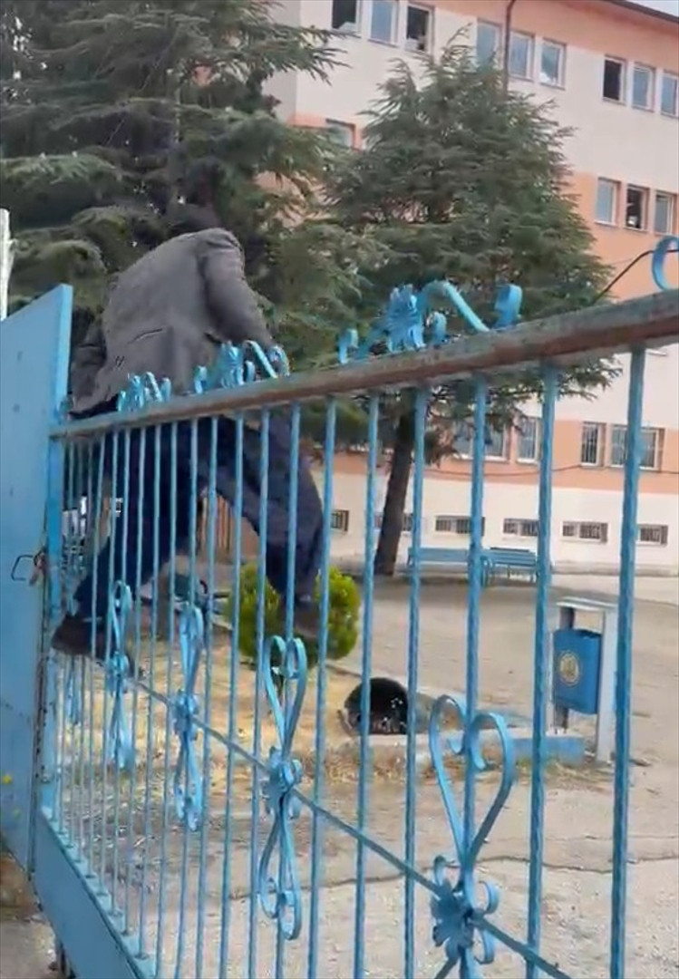 YKSde son dakika manzaraları Demir korkuluklardan atlayıp sınava girmeye çalıştılar