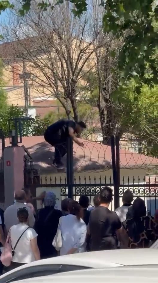 YKSde son dakika manzaraları Demir korkuluklardan atlayıp sınava girmeye çalıştılar YKSde son dakika manzaraları Demir korkuluklardan atlayıp sınava girmeye çalıştılar
