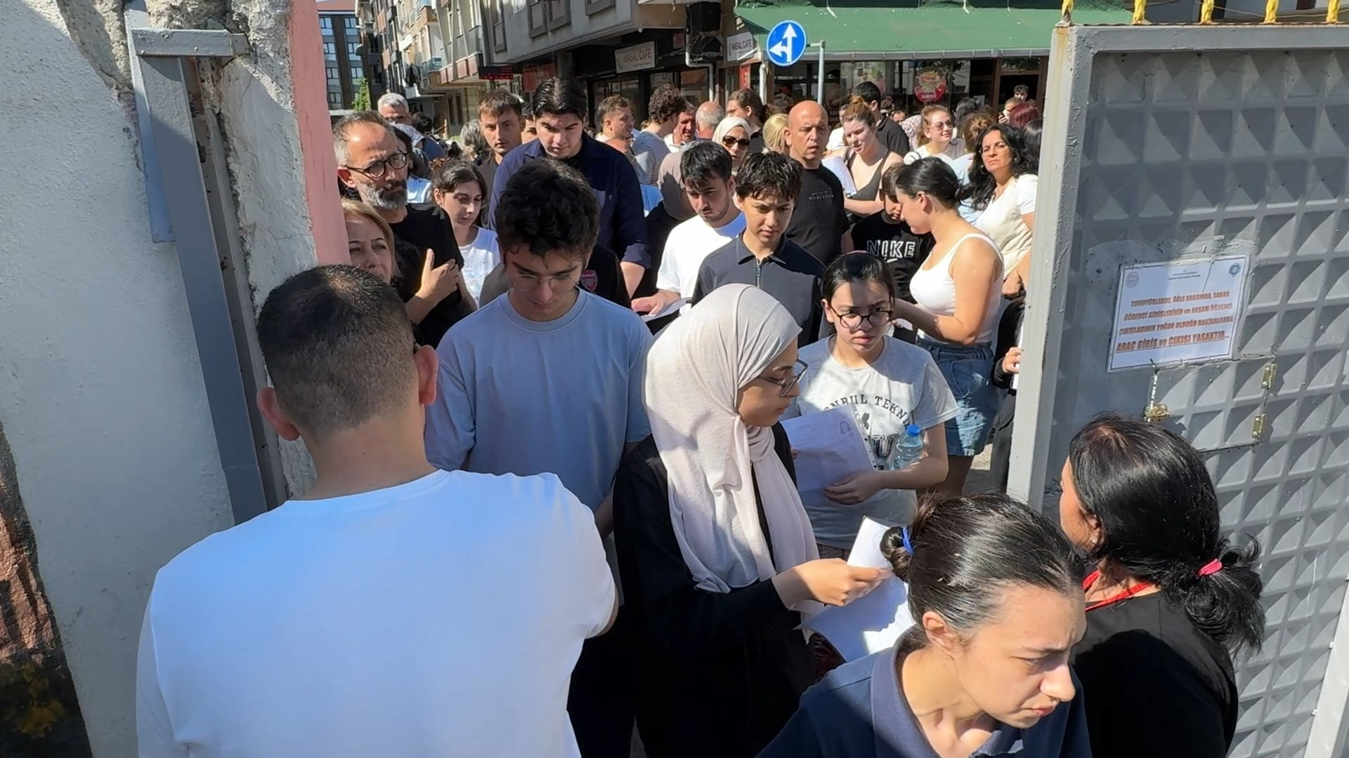 YKSde son dakika manzaraları Demir korkuluklardan atlayıp sınava girmeye çalıştılar YKSde son dakika manzaraları Demir korkuluklardan atlayıp sınava girmeye çalıştılar