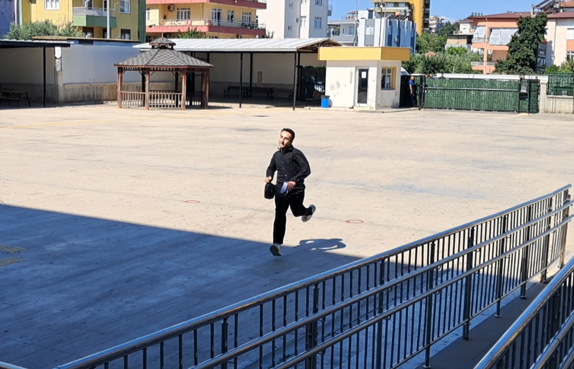 YKSde son dakika manzaraları Demir korkuluklardan atlayıp sınava girmeye çalıştılar