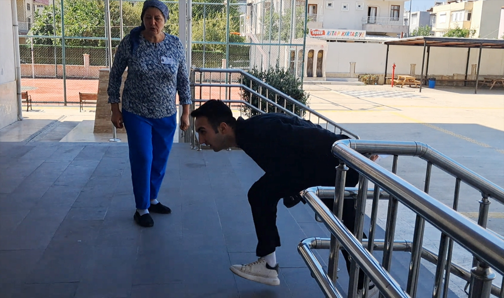 YKSde son dakika manzaraları Demir korkuluklardan atlayıp sınava girmeye çalıştılar