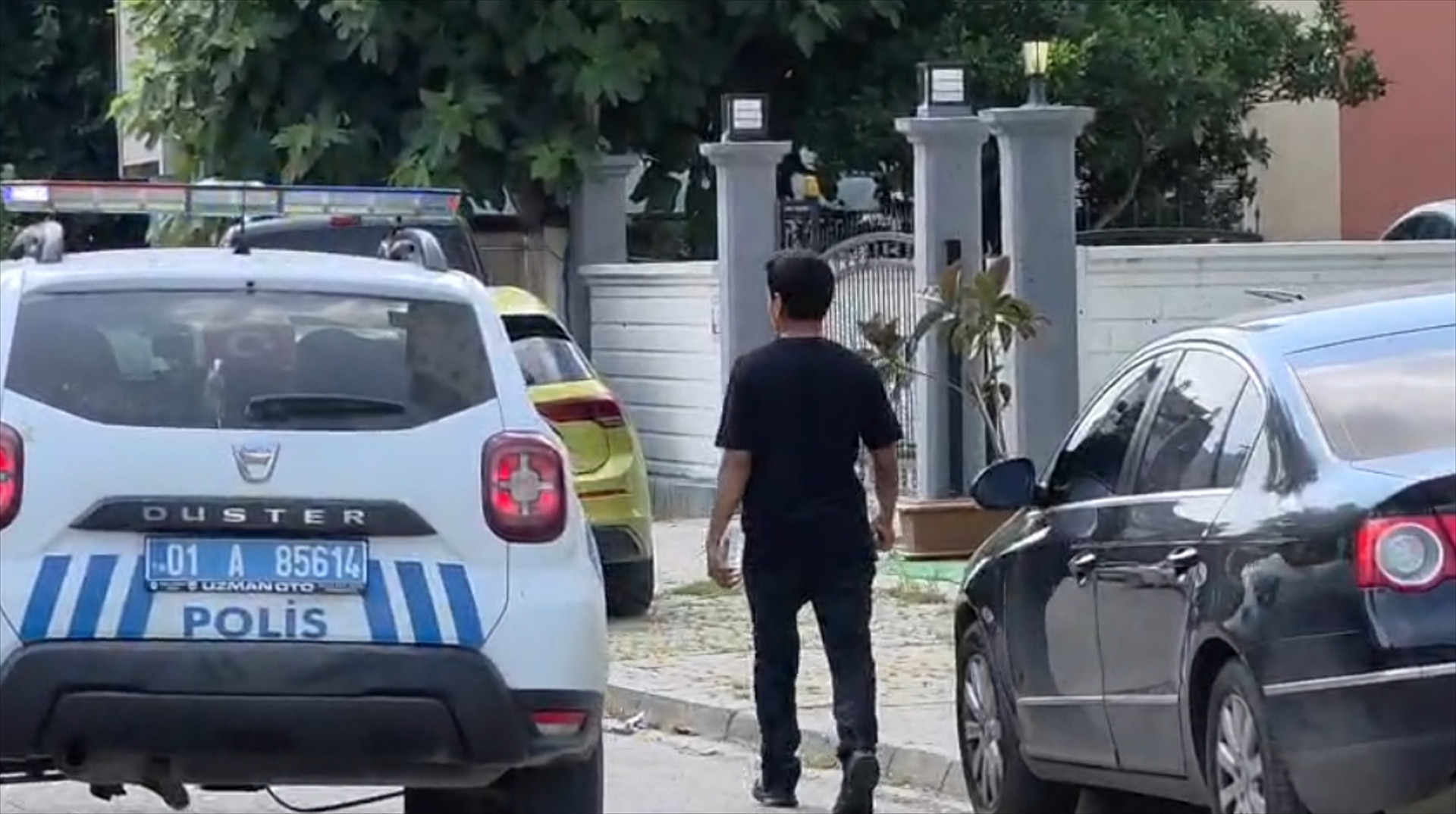 YKSde son dakika manzaraları Demir korkuluklardan atlayıp sınava girmeye çalıştılar YKSde son dakika manzaraları Demir korkuluklardan atlayıp sınava girmeye çalıştılar