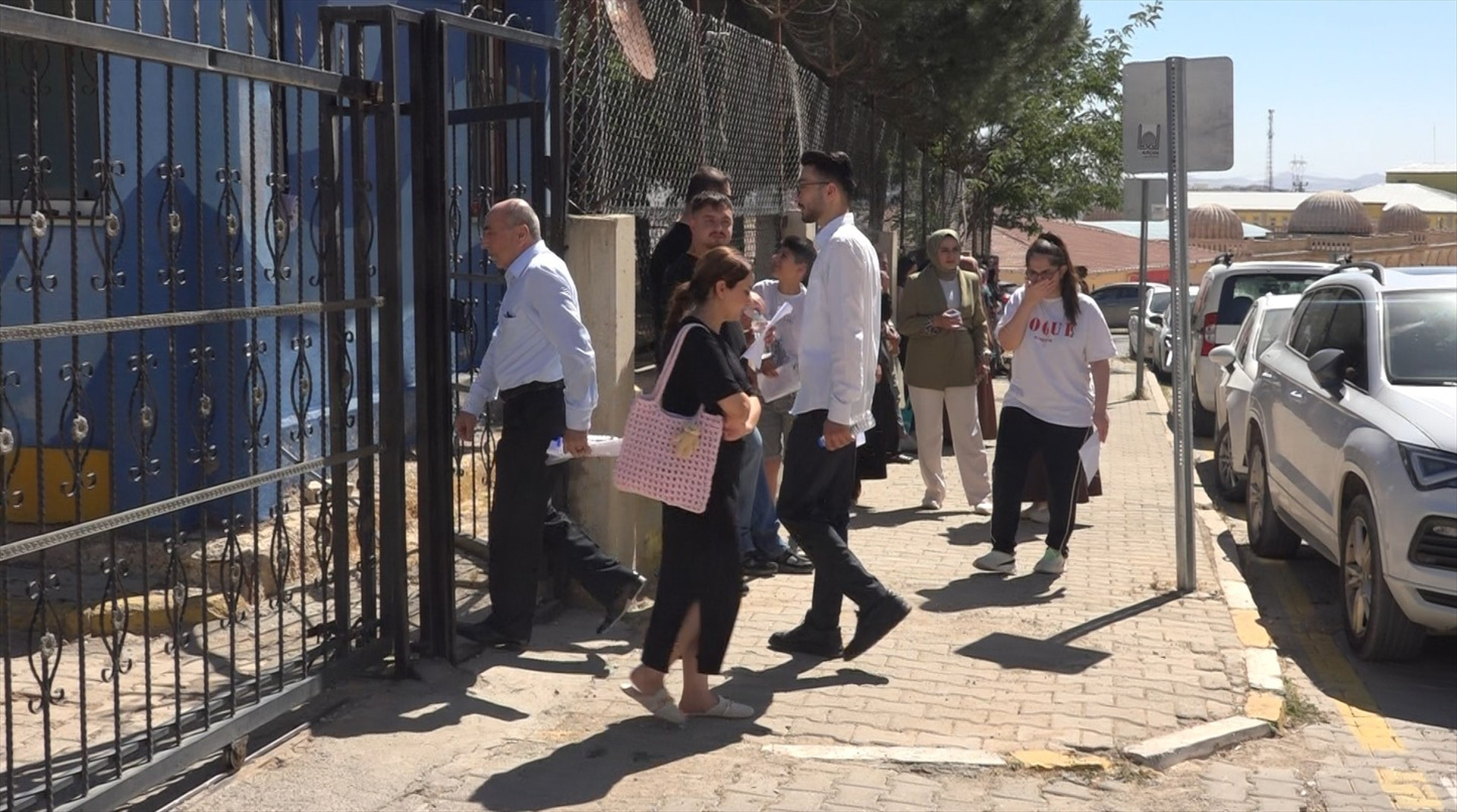 YKSde son dakika manzaraları Demir korkuluklardan atlayıp sınava girmeye çalıştılar YKSde son dakika manzaraları Demir korkuluklardan atlayıp sınava girmeye çalıştılar