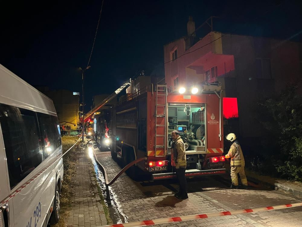 Avcılar’da üç katlı binanın çatısı alev alev yandı