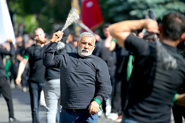  Yüzlerce kişi ağıtlar yakıp kendilerini zincire vurdu