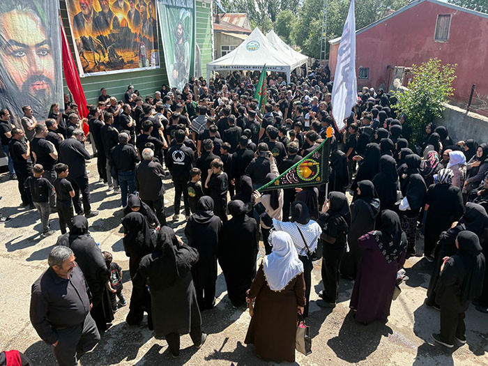  Yüzlerce kişi ağıtlar yakıp kendilerini zincire vurdu