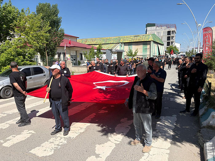  Yüzlerce kişi ağıtlar yakıp kendilerini zincire vurdu