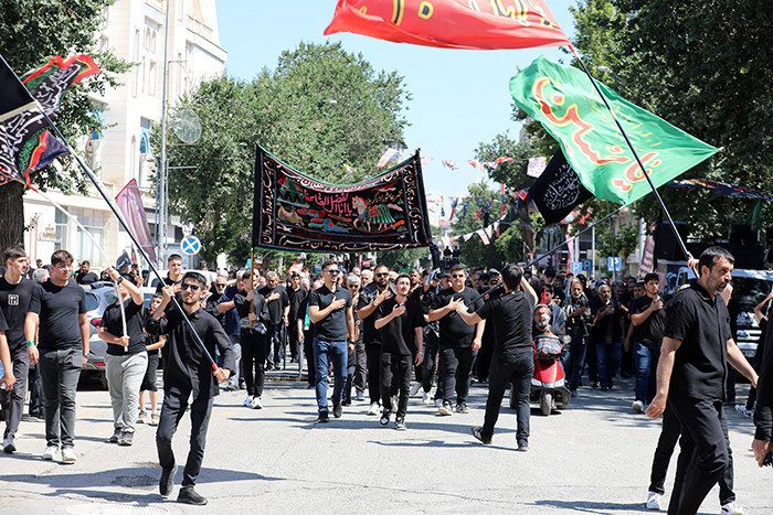  Yüzlerce kişi ağıtlar yakıp kendilerini zincire vurdu
