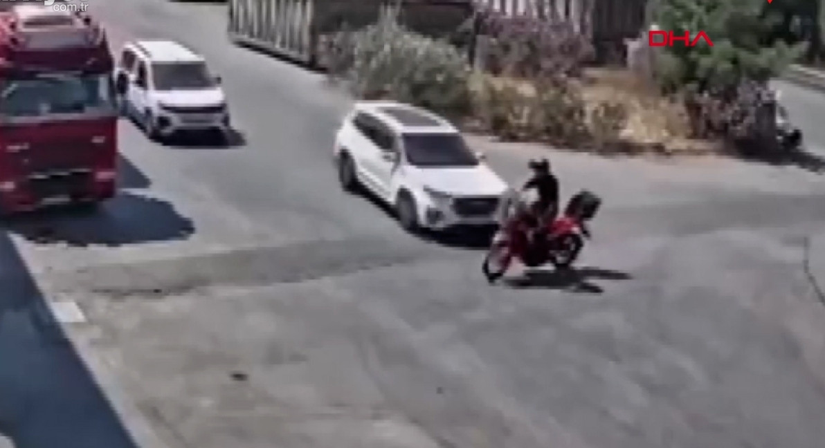 İzmir'de feci kaza! 15 yaşındaki sürücünün çarptığı motosiklet sürücüsü ağır yaralandı