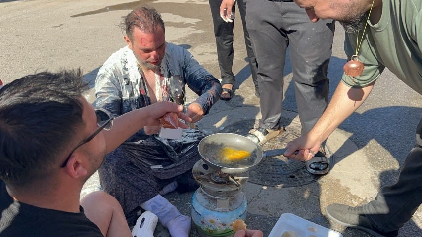 Evlendiğine pişman ettiler Düğün öncesi damada işkence gibi eğlence Evlendiğine pişman ettiler Düğün öncesi damada işkence gibi eğlence