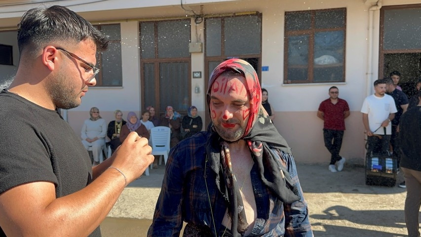 Evlendiğine pişman ettiler Düğün öncesi damada işkence gibi eğlence Evlendiğine pişman ettiler Düğün öncesi damada işkence gibi eğlence