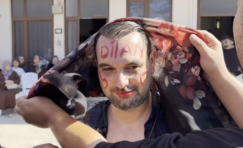 Evlendiğine pişman ettiler Düğün öncesi damada işkence gibi eğlence Evlendiğine pişman ettiler Düğün öncesi damada işkence gibi eğlence
