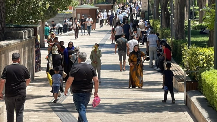 Hava sıcaklığı 40 dereceye ulaştı! Vatandaşlar ve turistler zor anlar yaşadı