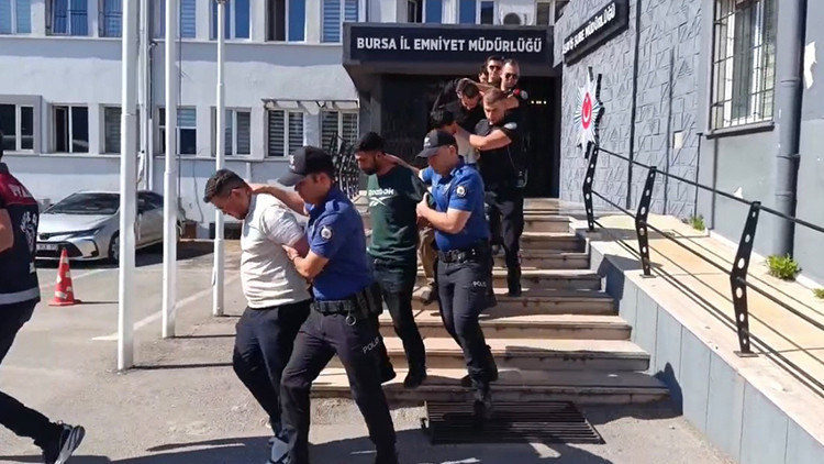 Bursa'da kendilerini polis olarak tanıtıp 100 milyon liralık dolandırıcılık yapan şebeke çökertildi