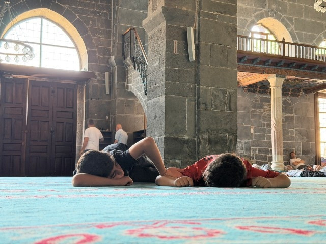 Diyarbakırda 40 derece sıcaktan bunalanlar camilerde uyudu
