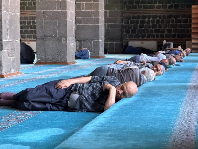 Diyarbakırda 40 derece sıcaktan bunalanlar camilerde uyudu