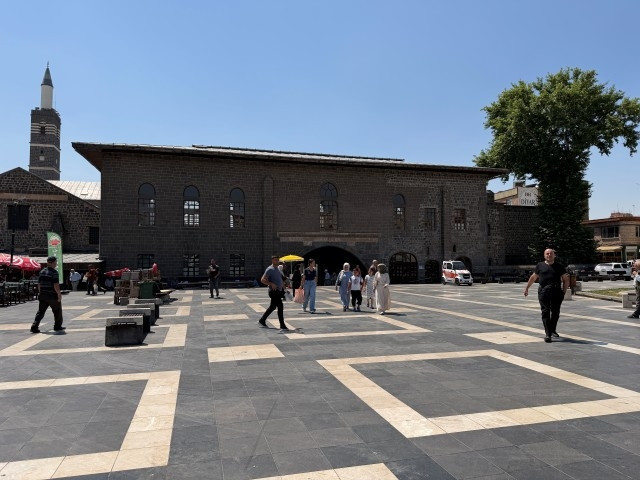 Diyarbakırda 40 derece sıcaktan bunalanlar camilerde uyudu