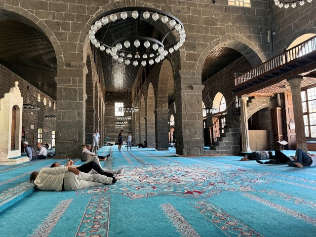 Diyarbakırda 40 derece sıcaktan bunalanlar camilerde uyudu