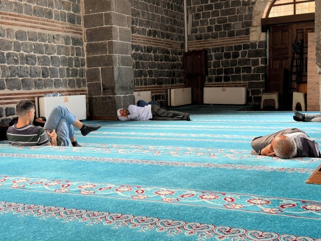 Diyarbakırda 40 derece sıcaktan bunalanlar camilerde uyudu