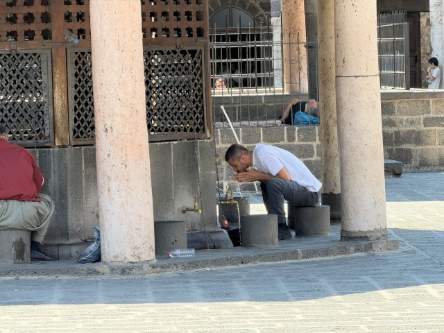 Diyarbakırda 40 derece sıcaktan bunalanlar camilerde uyudu