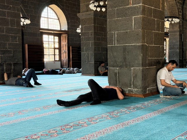 Diyarbakırda 40 derece sıcaktan bunalanlar camilerde uyudu