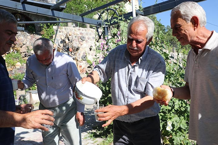  Gelene gidene dağıtıyorlar Burayı merak edenler gelsin