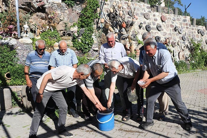  Gelene gidene dağıtıyorlar Burayı merak edenler gelsin