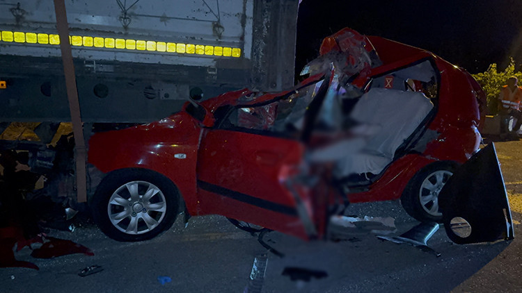 TIR’a arkadan çarpan otomobil hurdaya döndü: 21 yaşındaki genç sürücü öldü