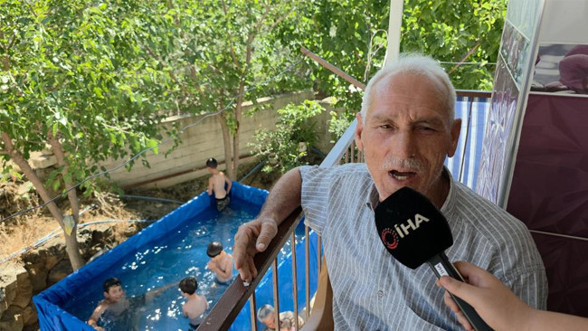 Torunları için traktör römorkunu havuza çeviren dede Türkiye'yi gülümsetti kapak görseli