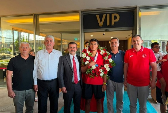Altın küreğe çiçekli karşılama