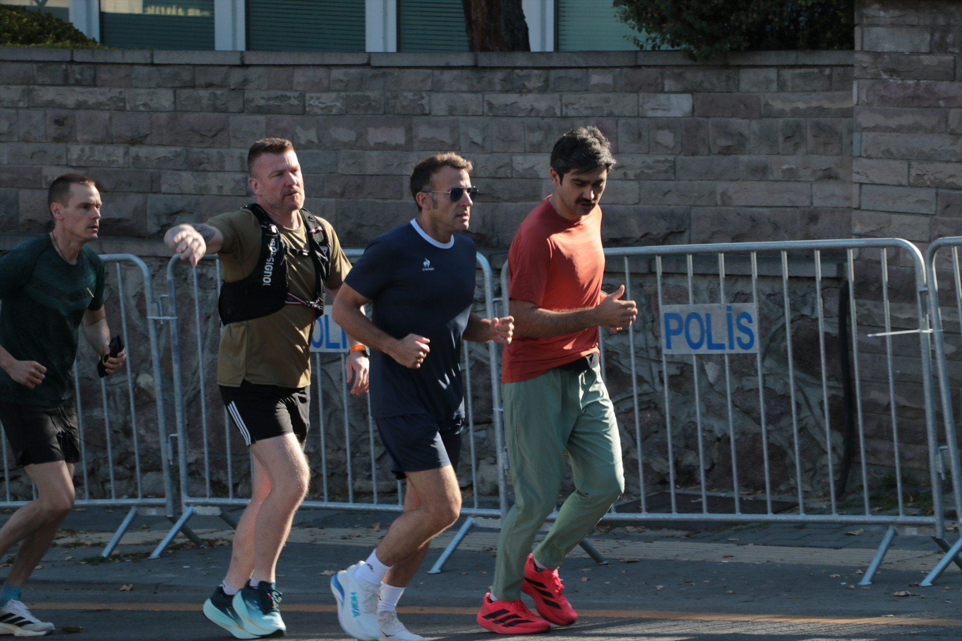 Macron, Seğmenler Parkında koştu