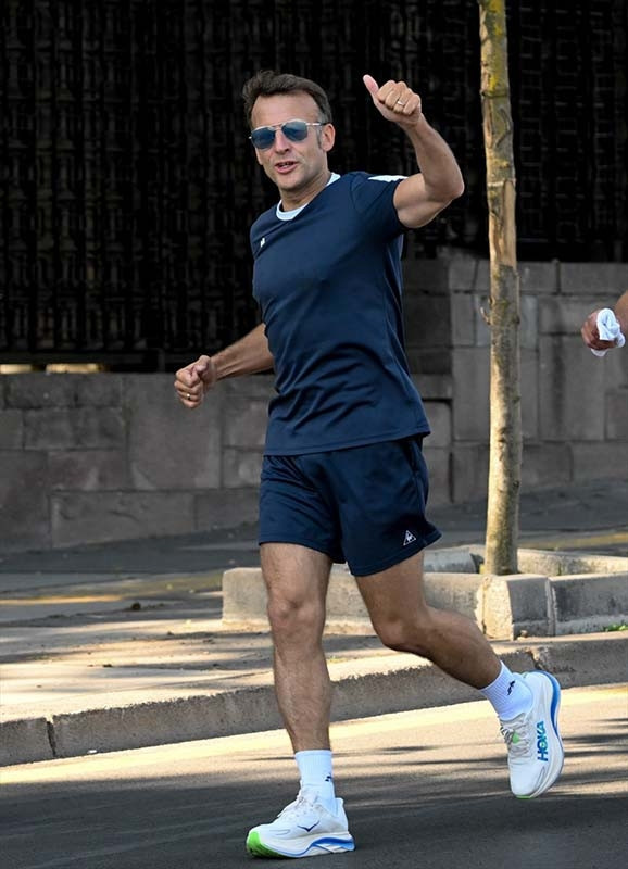 Macron, Seğmenler Parkında koştu