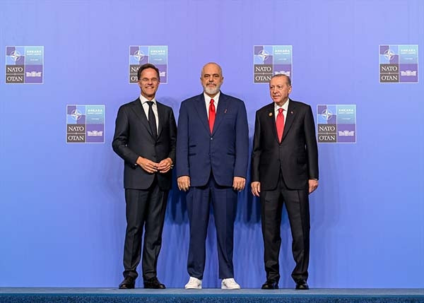 Erdoğan liderleri karşıladı, aile fotoğrafı çekildi NATO Liderler Zirvesinden dikkat çeken kareler...