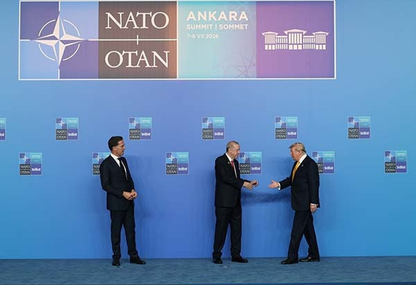 Erdoğan liderleri karşıladı, aile fotoğrafı çekildi NATO Liderler Zirvesinden dikkat çeken kareler...