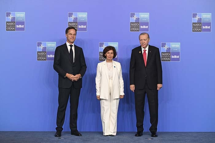 Erdoğan liderleri karşıladı, aile fotoğrafı çekildi NATO Liderler Zirvesinden dikkat çeken kareler...