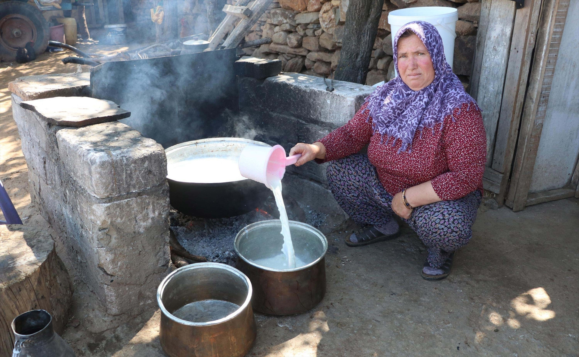 SÜT 4 SAAT SOĞUMAYA BIRAKILIYOR SÜT 4 SAAT SOĞUMAYA BIRAKILIYOR