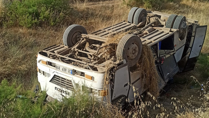 Amasya'da tarım işçilerini taşıyan minibüs devrildi: 6’sı çocuk, 16 kişi yaralandı