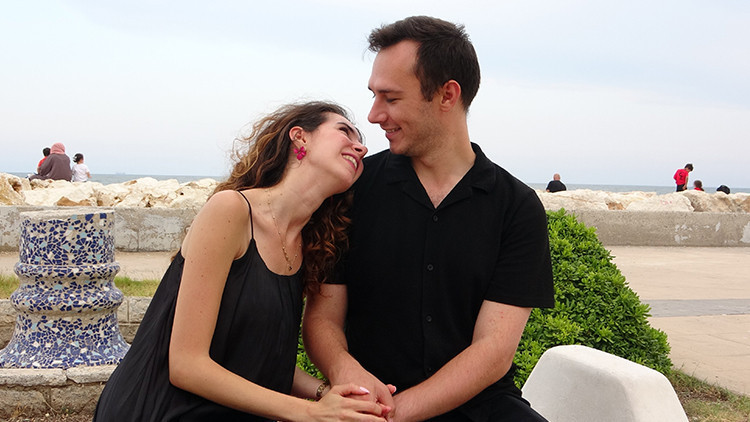 İlham veren yaşam hikayesi! Beyin felcini aşarak fizyoterapist olan kadın tedavi ettiği hastasıyla evlendi