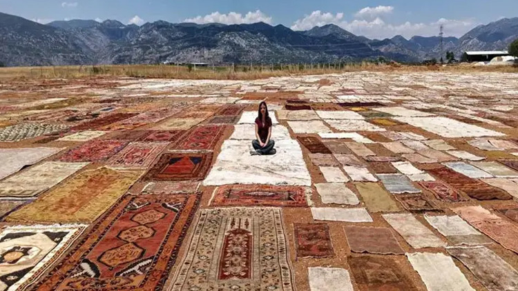 Antalya güneşinde yenilenen eski halılar yurt dışında 5 bin dolara alıcı buluyor