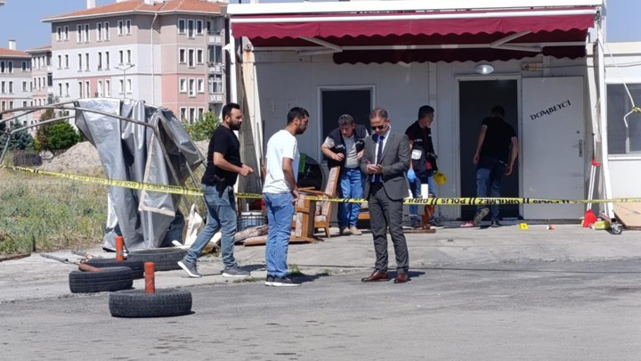 Afyonkarahisar'da minibüs durağına silahlı saldırı: 1 kişi hayatını kaybetti