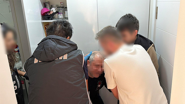 FETÖ'nün sözde 'köyler abisi' çamaşır makinesinin arkasındaki gizli bölmede yakalandı