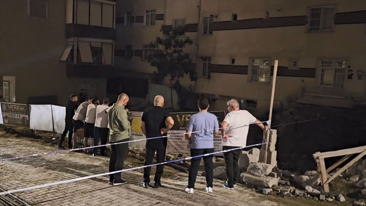 Kolonlarından sesler gelen 6 katlı apartman tahliye edildi