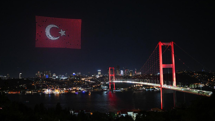 15 Temmuz Şehitler Köprüsü semalarında dronlarla ışık gösterisi yapıldı