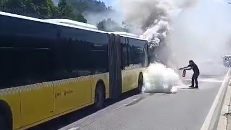 Ataşehir’de korku dolu anlar! Seyir halindeki İETT otobüsü alev alev yandı