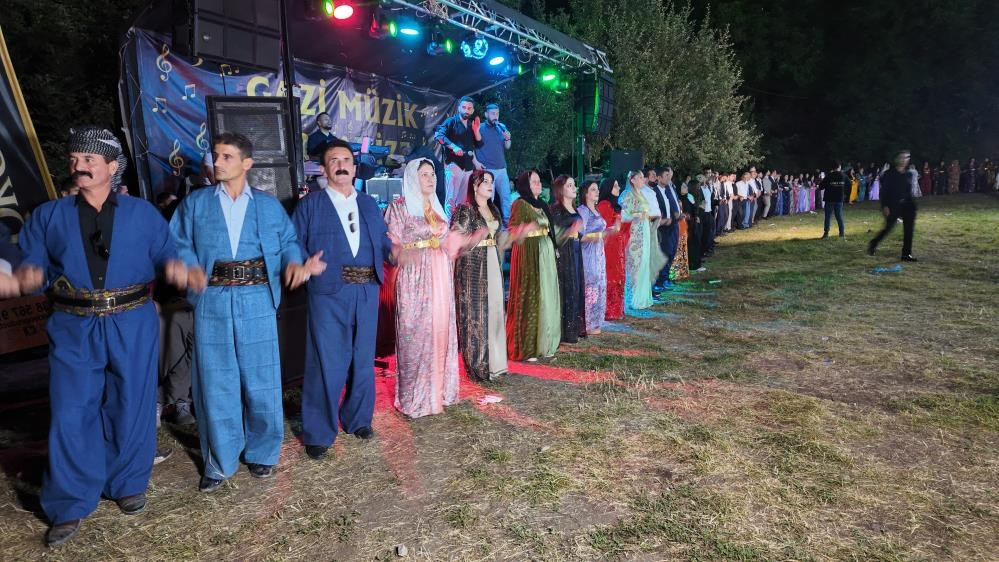35 koyun kesildi, 6 milyon lira değerinde takı takıldı: Adetlerimiz çok güzel 35 koyun kesildi, 6 milyon lira değerinde takı takıldı: Adetlerimiz çok güzel