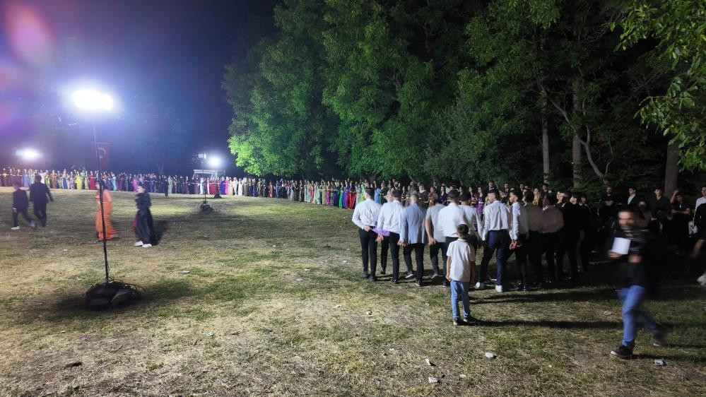 35 koyun kesildi, 6 milyon lira değerinde takı takıldı: Adetlerimiz çok güzel 35 koyun kesildi, 6 milyon lira değerinde takı takıldı: Adetlerimiz çok güzel